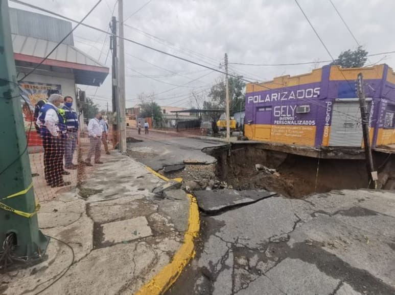 Protección Civil informó que este hundimiento de aproximadamente 20 metros de diámetro se generó tras la ruptura de una tubería.