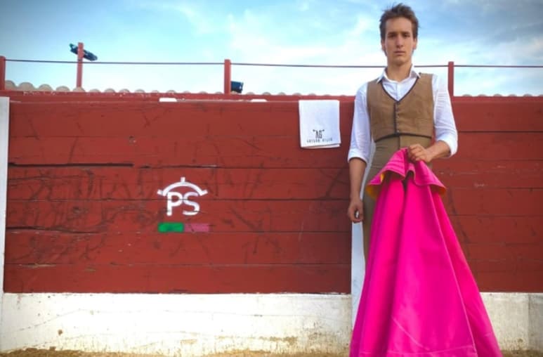 El joven espada lagunero, apenas culminó su largo viaje, acudió a la ganadería de Polo Sáiz para ponerse frente a las reses. (ESPECIAL)