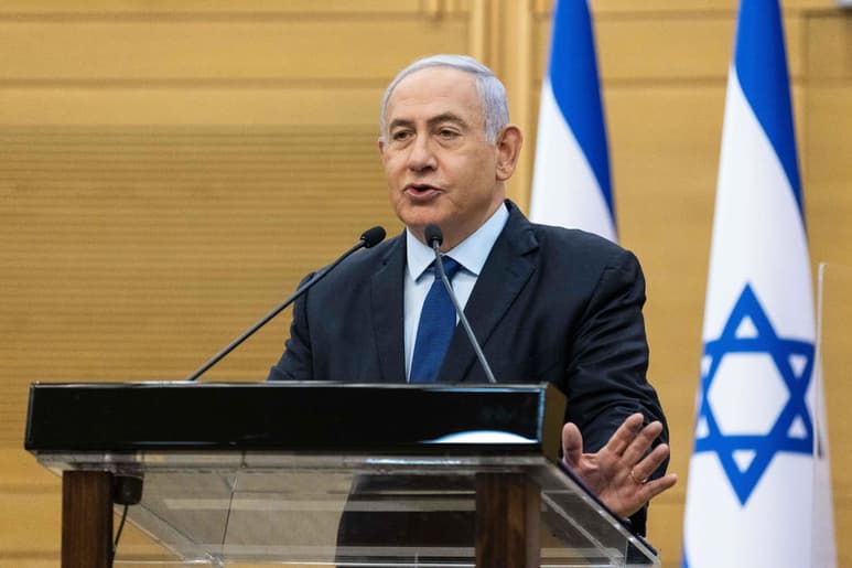 Facebook y Twitter bloquearon ayer de manera temporal las cuentas de Yair Netanyahu, hijo del primer ministro en funciones de Israel, Benjamín Netanyahu, por haber instado en una publicación a protestar ante la casa de un diputado derechista del bloque opositor, al que se presiona para que se cambie de bando y frustre el 'Gobierno del cambio' que desbancaría a su padre. (ARCHIVO)