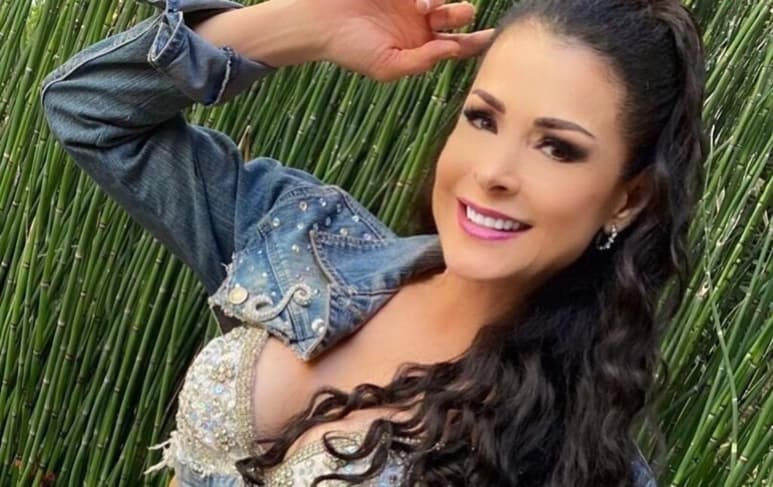 A través de su perfil en Instagram la actriz mexicana se mostró disfrutando de la playa con un bikini de dos piezas (@LOURDES.MUNGUIA)