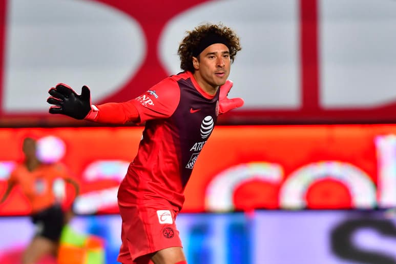 Guillermo Ochoa logró otro partido con cero goles en su arco, durante el tiempo regular de la Selección Mexicana ante su similar de Costa Rica en las semifinales de la Concacaf Nations League, en donde tras empatar sin anotaciones a los 90 minutos, el cuadro mexicano consiguió el pase a la final para enfrentar a Estados Unidos hasta llegar a los penales. Este logro de 'Memo' le deja un empate de récord con Oswaldo Sánchez y Jorge Campos. (JAM MEDIA)