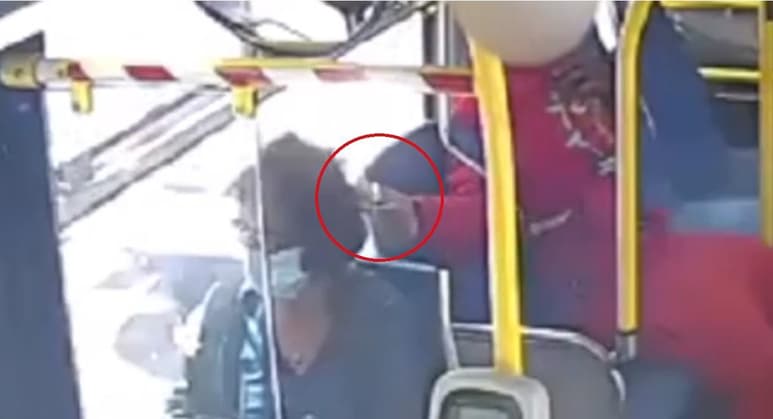 Sin que la mujer aparentemente se diera cuenta de lo que sucedía, el joven fue captado prendiéndole fuego a su cabello (CAPTURA)