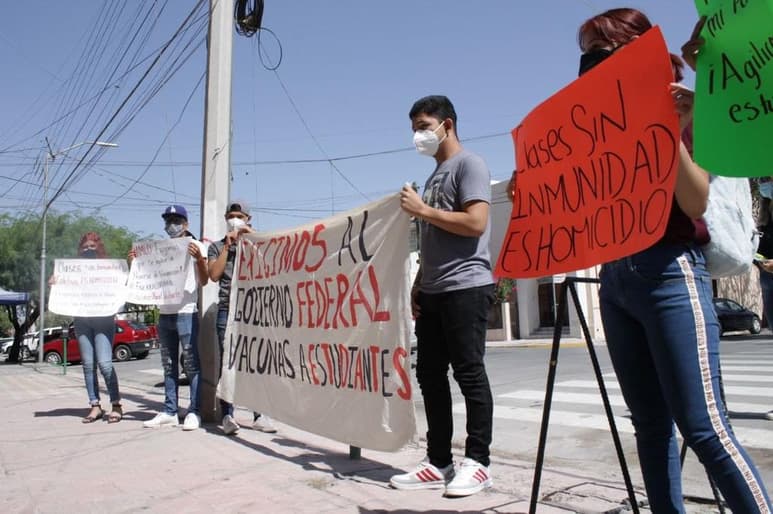 Jóvenes integrantes de la “Federación Nacional de Estudiantes Revolucionarios ‘Rafael Ramírez’” (FENERR) se manifestaron durante este viernes por la mañana en las instalaciones de la Comisión de Derechos Humanos del Estado de Coahuila (CDHEC), reclaman a las autoridades federales por la supuesta falta de atención en su demanda por un retorno a clases presenciales con todas las condiciones de seguridad sanitaria. (ROBERTO ITURRIAGA)