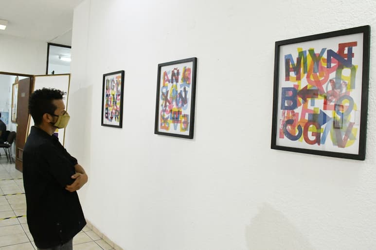 Artista. Norberto Treviño frente a obra perteneciente a su muestra NOR PR3SS que se exhibe en la Coordinación de la UAdeC.