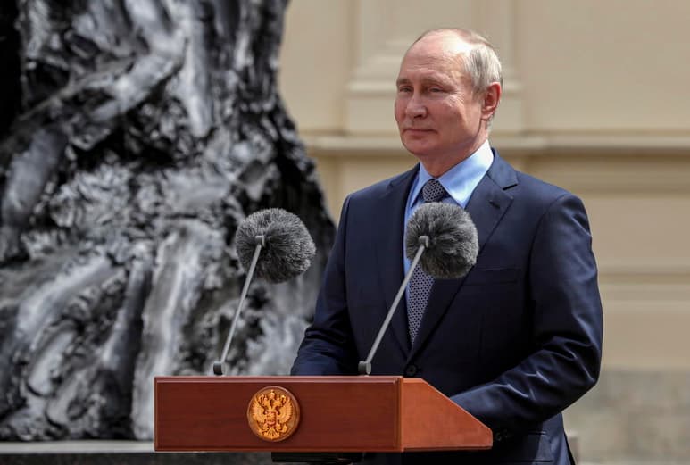 Putin aprovechó su intervención en lo que llamó primer gran foro internacional convocado desde el estallido de la pandemia del coronavirus para llamar al mundo a abrir de par en par las puertas a Sputnik V y arremetió contra el bloqueo 'político' de la vacuna rusa en Occidente.
