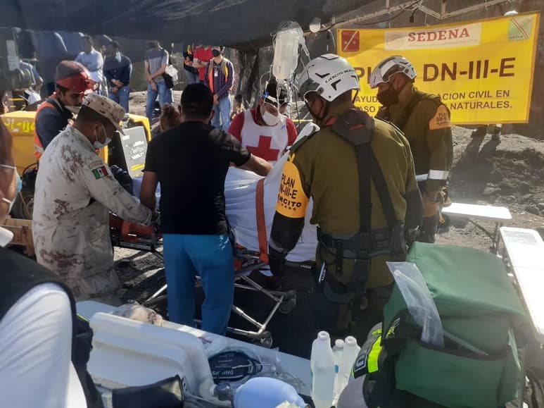 La Coordinación Nacional de Protección Civil (CNPC) de México confirmó, a través de su cuenta de Twitter, la localización del cuerpo sin vida de uno de los mineros atrapados en la mina Micarán que se localiza en el ejido Rancherías del municipio de Muzquiz en Coahuila.
(EL SIGLO DE TORREÓN)