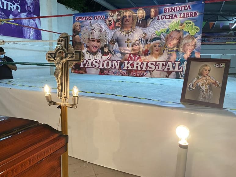 Después de que se confirmara la muerte del luchador Pasión Kristal, la madrugada de este sábado sus restos fueron trasladados del estado de Guerrero a Villahermosa, Tabasco. (TWITTER)
