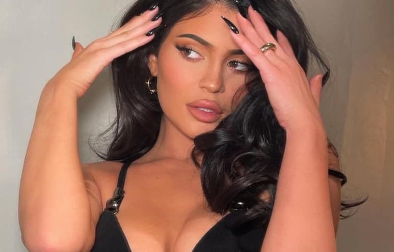 La empresaria estadounidense 'conquistó' a sus fans al lucir su curvilínea figura en un llamativo traje de baño (@KYLIEJENNER)