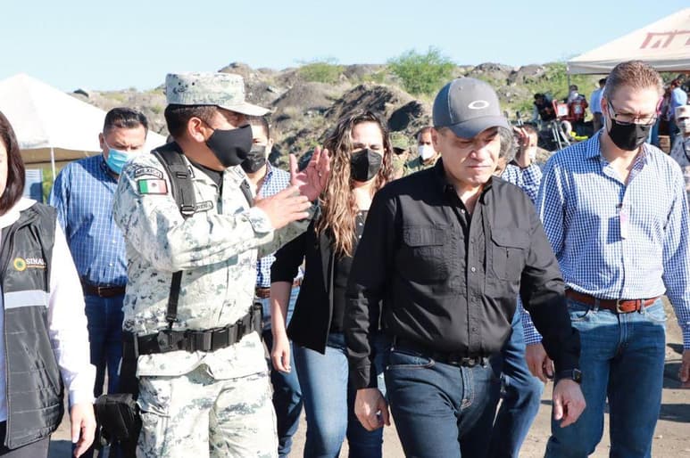 Las autoridades de los tres niveles de Gobierno continúan con las acciones para la localización y rescate de seis mineros que permanecen atrapados en el interior de una mina de arrastre, en el ejido Rancherías del municipio de Múzquiz, luego de que por la mañana lograron ubicar y rescatar el cuerpo sin vida de uno de los mineros.