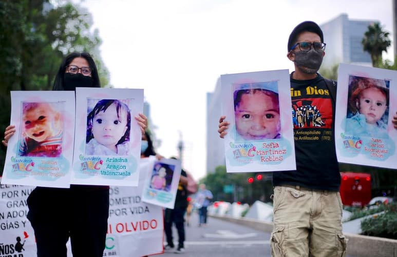 'En el 2009 inició esta historia de dolor, de sufrimiento, de terror', memoró el sacerdote Martín Peralta ante padres de los 49 niños fallecidos en el incendio de la Guardería ABC, para después ofrecerles palabras de aliento. (ARCHIVO)
