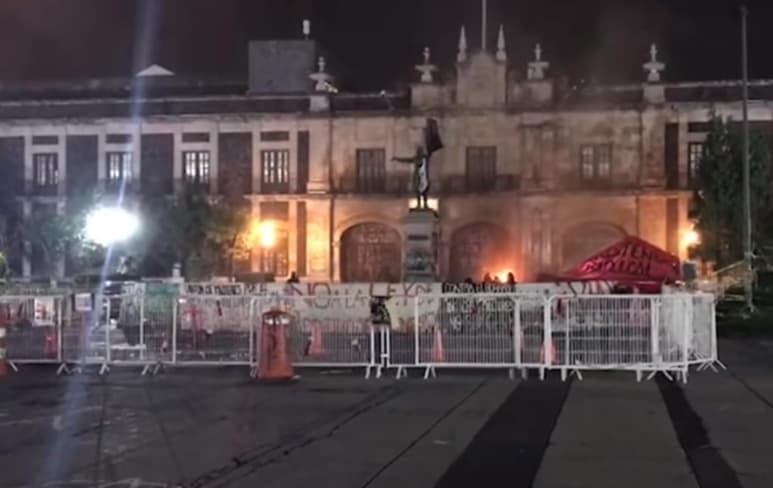El grupo de feministas que mantiene un plantón frente a la Legislatura del Estado de México vandalizó de nueva cuenta la puerta de acceso al palacio legislativo mexiquense y durante la madrugada de este sábado prendieron fuego a la fachada del recinto. (ESPECIAL)