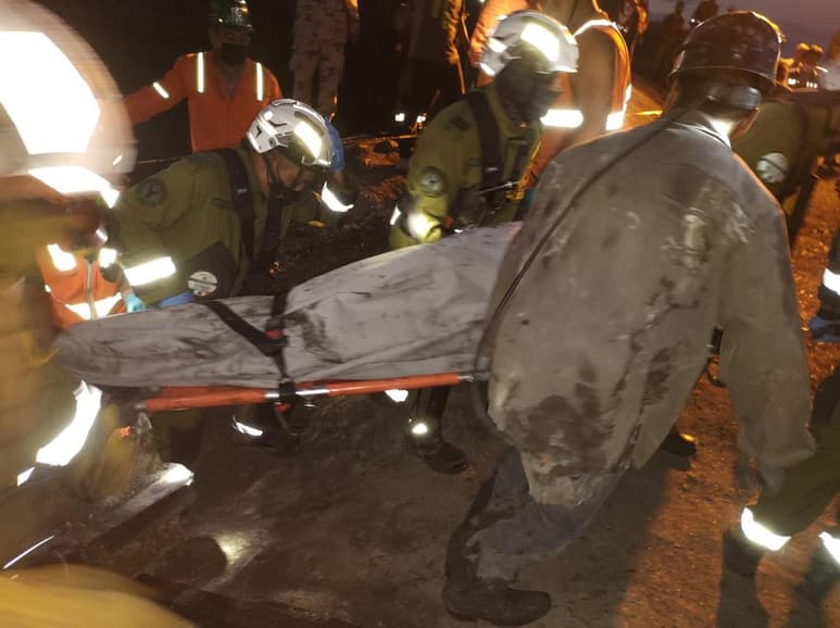 La noche de este sábado fueron localizados dos cuerpos más en la mina Micarán, ubicada en el ejido Rancherías del municipio de Múzquiz, por lo que hasta el momento han sido rescatados tres carboneros. (EL SIGLO DE TORREÓN)