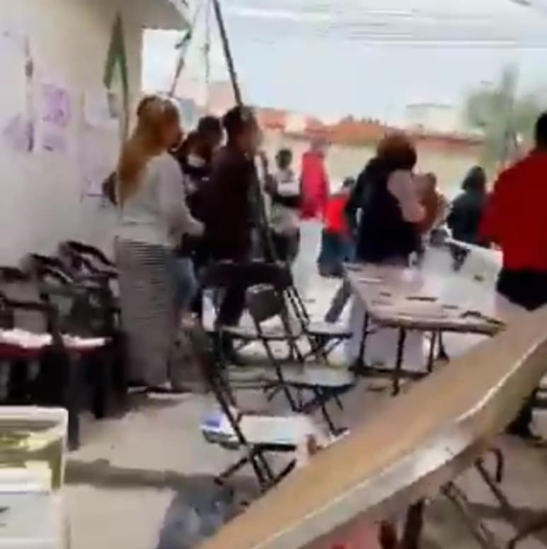 La mañana de hoy 6 de junio, se reportaron actos violentos contra la instalación de una casilla en Metepec, Estado de México. (ESPECIAL)