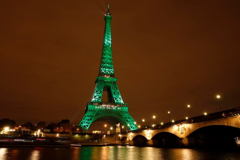 La Torre Eiffel, uno de los monumentos más emblemáticos de París, ha sido iluminada con hidrógeno libre de carbono para sensibilizar sobre la necesidad de una transición ecológica basada en energías renovables. (ESPECIAL) 
