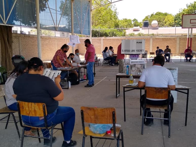 Un 24% de los funcionarios de casilla en el distrito 05 y 17% en el 06 fueron tomados de la fila, ante la ausencia de los propietarios y suplentes que fueron capacitados para cumplir con esta función en las urnas.
(EL SIGLO DE TORREÓN)