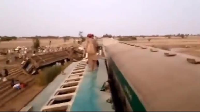 Dos trenes rápidos chocaron en el sur de Pakistán el lunes en la madrugada (horario local) y al menos 25 pasajeros perdieron la vida, indicaron la policía y rescatistas. (ESPECIAL)