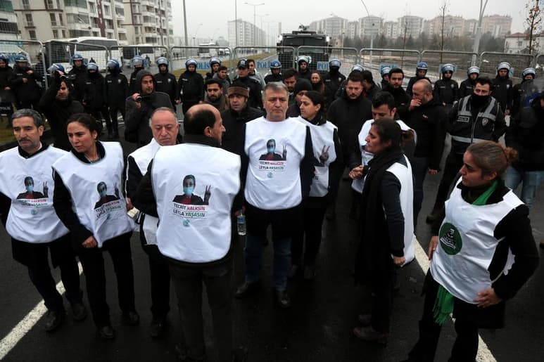 El fiscal jefe del Tribunal Supremo de Turquía, Bekir Sahin, presentó este lunes una nueva demanda para ilegalizar y disolver el partido izquierdista prokurdo HDP, la tercera formación en el Parlamento turco, después de que una petición anterior fuera rechazada. (ARCHIVO)