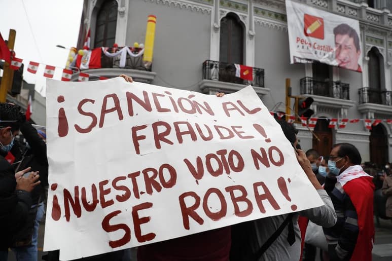 Desde sus calles, plazas, mercados y redes sociales, el Perú desafió este lunes de resaca electoral su fama de ser un país de descreídos políticos, a la espera de conocer el desenlace de unos apretadísimos y superpolarizados comicios presidenciales. (ARCHIVO)