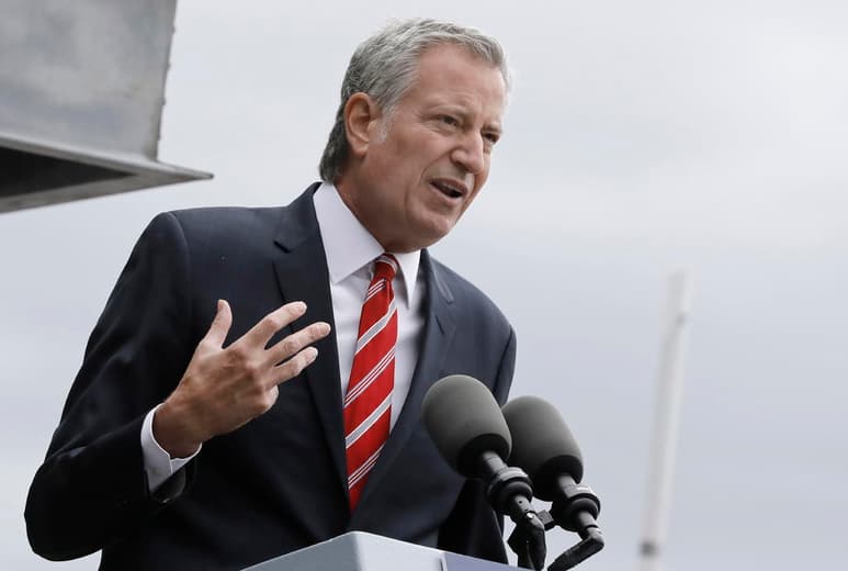 El alcalde de Nueva York, Bill de Blasio, pidió este lunes ayuda de los Gobiernos federal y estatal para frenar el dramático aumento de la violencia armada en la ciudad, que comenzó a dispararse en la primavera del año pasado. (ARCHIVO)