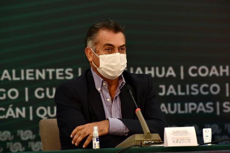 El gobernador Jaime Rodríguez Calderón felicitó a Samuel García Sepúlveda, abanderado de Movimiento Ciudadano a la gubernatura del estado, que aparece como virtual triunfador de los comicios del domingo, con una ventaja de más de ocho puntos sobre el abanderado de la coalición PRI-PRD, Adrián de la Garza Santos. (ARCHIVO)