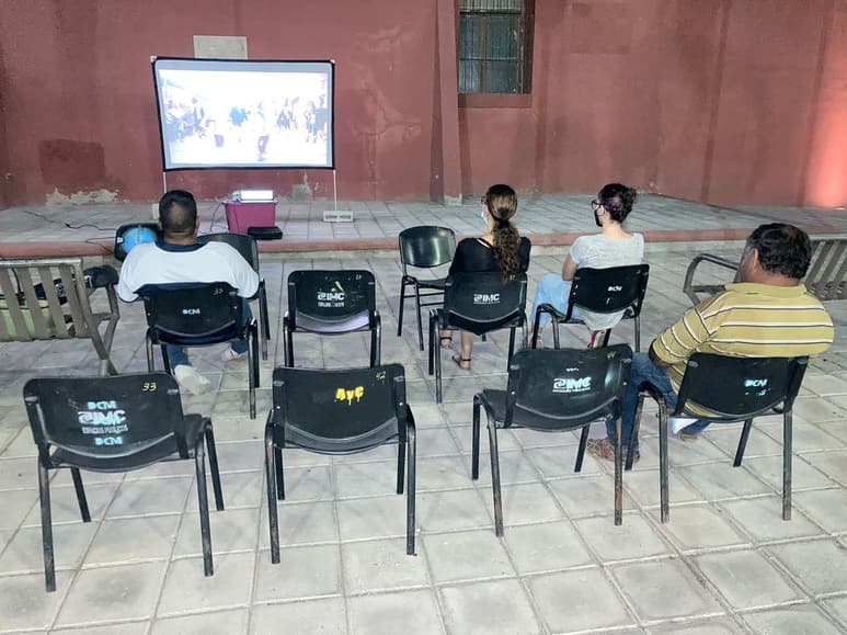 Sede. La explanada de la plazoleta Fundadores ha fungido como lugar de proyecciones cinematográficas.