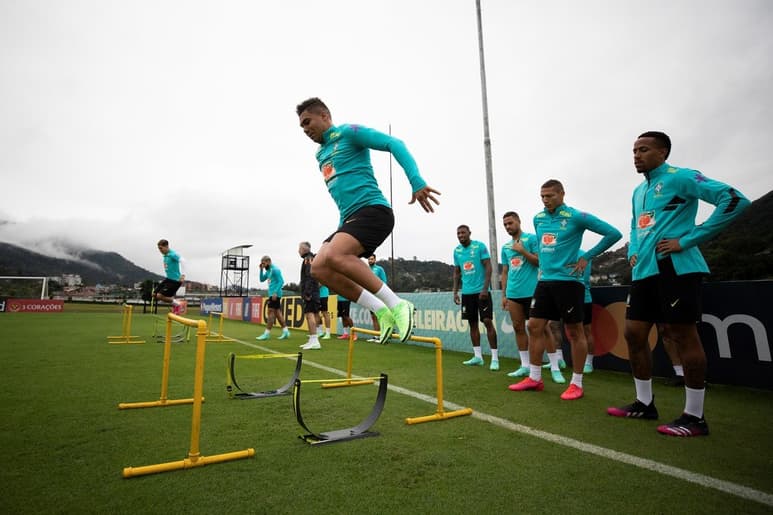 La selección brasileña entrenó ayer, rumbo al partido de hoy, en calidad de visitante, ante Paraguay. (EFE)