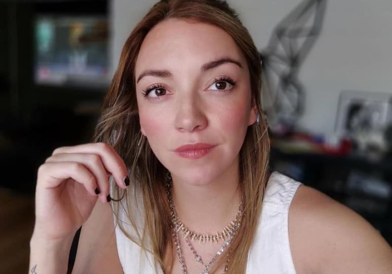 La actriz mexicana 'sorprendió' recostada en traje de baño (@REGINABLANDON)