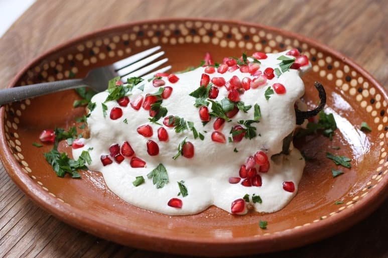 Existen diversas versiones sobre el origen de los chiles en nogada. La leyenda más popular señala que este platillo fue creado por las monjas agustinas del convento de Santa Mónica, en Puebla, para celebrar la Independencia de México a la llegada de Iturbide. (Especial)
