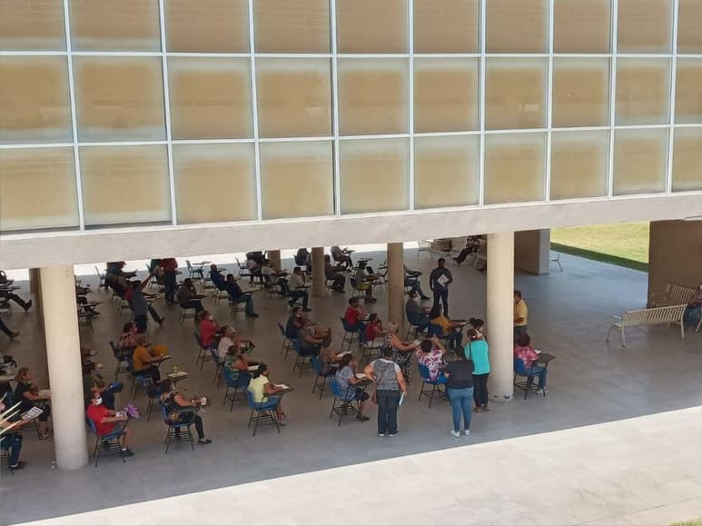 Luego de estar esperando la aplicación de la vacuna contra COVID por hasta seis horas en la La Preparatoria Venustiano Carranza (PVC) que se localiza en avenida Universidad en la colonia Villas La Merced, los asistentes fueron notificados que se habían acabado. (EL SIGLO DE TORREÓN)