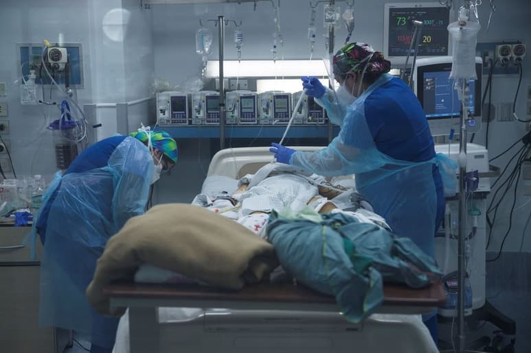 La saturación hospitalaria es similar a la que se registró durante abril, cuando el país vivió una grave segunda ola de la pandemia. (EFE) 