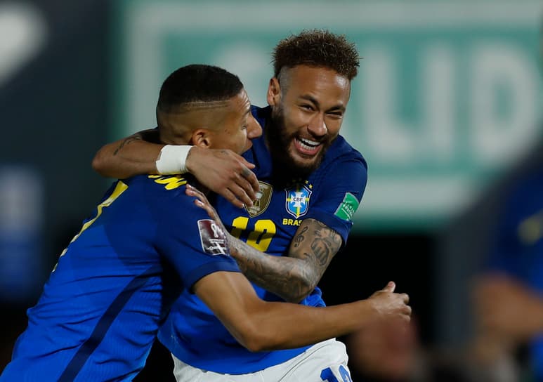 Celebra Neymar (d) luego de marcar el primer tanto en la victoria de Brasil 2-0 en su visita a Paraguay. (EFE)