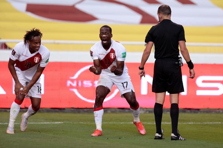 Luis Advíncula (c) celebra tras marcar el segundo gol de Perú. (AP)