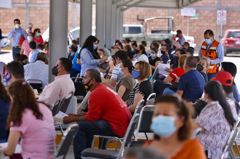 En el Centro Comunitario Peñoles la vacunación anti-COVID-19 es de acuerdo a la fecha en que se aplicaron la primera dosis. (EL SIGLO DE TORREÓN)