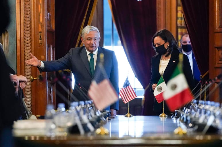 Acordaron durante su primer encuentro presencial reforzar los lazos de cooperación contra la migración irregular, así como la seguridad binacional. (AP)