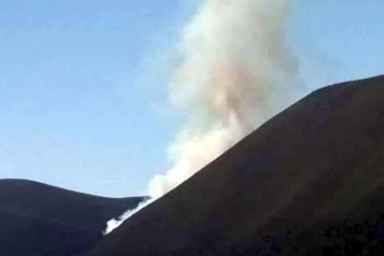 Las condiciones climatológicas podrían fortalecer el siniestro afectando a diversas cabañas ubicadas en las faldas del cerro.