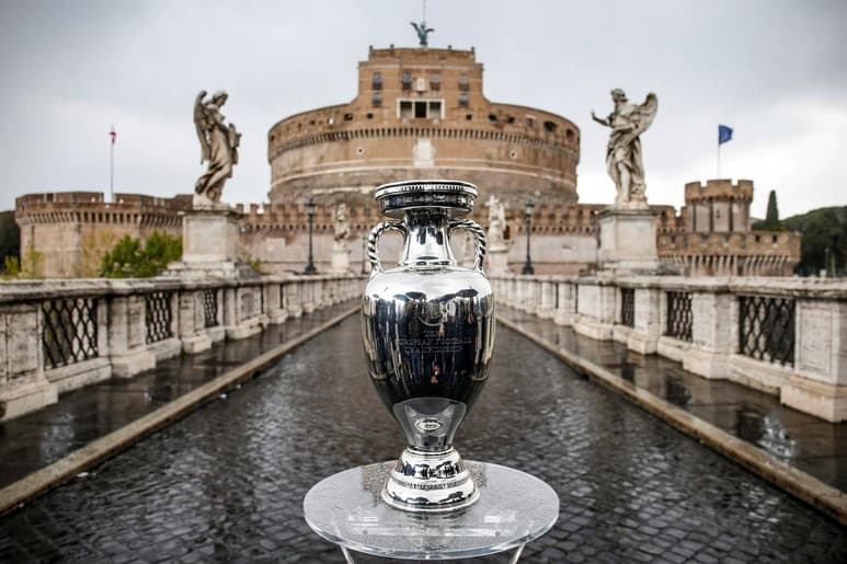 Roma se vistió de gala para albergar el partido inaugural de la Eurocopa, que se abrirá este viernes con el Italia-Turquía, con un estadio Olímpico al que podrán acceder 16,000 espectadores y unas pantallas ubicadas en el Foro Romano o en la Plaza del Popolo, en el corazón de la capital italiana, a las que podrán acceder los aficionados.