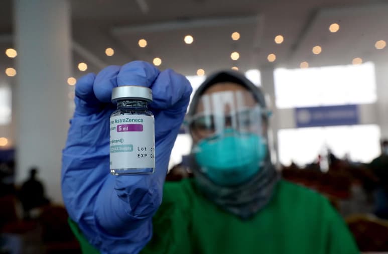 La primera dosis de la vacuna de AstraZeneca puede estar asociada con 'un pequeño aumento' del riesgo de un trastorno hemorrágico conocido como púrpura trombocitopénica inmune (PTI), que puede causar pequeños hematomas y sangrado fácil o excesivo en algunos pacientes. (ARCHIVO)