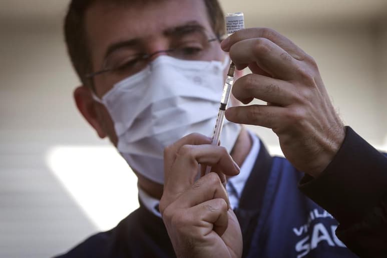 Más de 50 millones de brasileños ya recibieron al menos la primera dosis de alguno de los inmunizantes contra la COVID-19 disponibles en el país, lo que corresponde a cerca del 32 % de la población vacunable informó este miércoles el Ministerio de Salud. (ARCHIVO)
