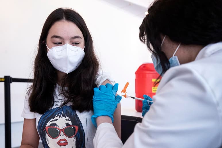 La Casa Blanca alcanzó un acuerdo para comprar 500 millones de vacunas contra la COVID-19 de Pfizer/BioNTech que espera entregar a cerca de 100 países en los próximos dos años, anuncio que se espera haga el presidente estadounidense, Joe Biden, en su participación en el G7 este fin de semana, adelantó este miércoles el diario The New York Times. (ARCHIVO)
