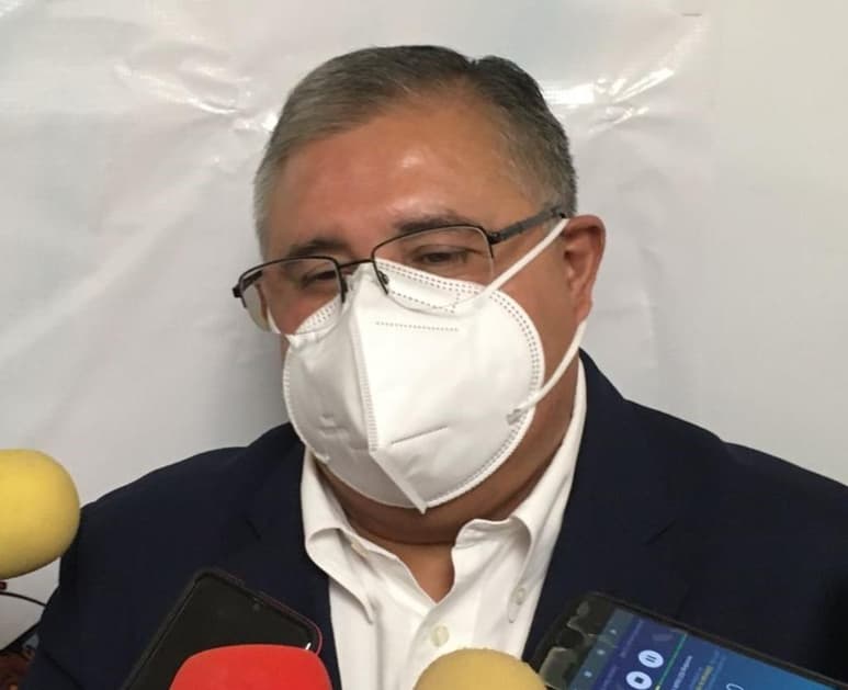 El propio mandatario adelantó que en total se entregarán 18 uniformes a los inspectores, constan de dos camisas blancas, una gorra y un chaleco con logotipos, los cuales servirán para mantener identificados a los trabajadores de forma clara y durante sus horarios laborales. (FERNANDO COMPEÁN)