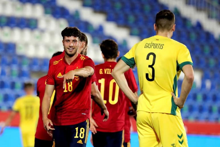 Convertir en diversión la obligación de jugar un partido que cambió su identidad tras el positivo de Sergio Busquets, fue el mérito de una selección española sub-21 que por un día se disfrazó de la absoluta y respondió con grandeza, goleando 4-0 a Lituania, exhibiendo jóvenes valores. (EFE)
