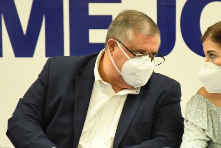 Lara Galván además reiteró que será la próxima semana cuando regrese a sus funciones como alcalde Jorge Zermeño, por lo que en consecuencia se realizarán una serie de enroques en la administración, comenzando por la Secretaría del Ayuntamiento, la Dirección de Movilidad Urbana, Autotransporte y demás.
(FERNANDO COMPEÁN)
