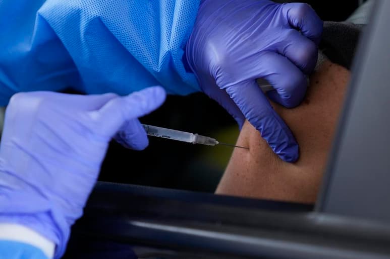 Uruguay comenzó este miércoles su proceso de vacunación contra el COVID-19 a la población de entre 12 y 17 años, con lo que se convierte en el primer país de América Latina en inocular a menores de edad por esta pandemia. (AP)
