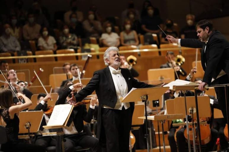 Con las manos entrecruzadas y aferradas al estómago, el rostro visiblemente emocionado, el tenor español Plácido Domingo ha recibido el aplauso y vítores del público de Madrid en el concierto ofrecido hoy en el Auditorio Nacional, que supone su reaparición tras dos años de ausencia de los escenarios españoles. (ESPECIAL)