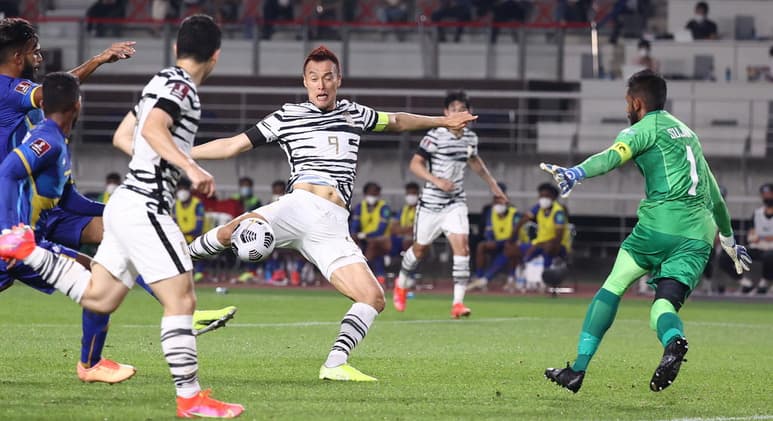 Kim Shin-wook anotó su primer gol con Corea del Sur en un partido de las eliminatorias de la Copa del Mundo y el equipo celebró recordando a uno de los grandes de la selección. (ARCHIVO)