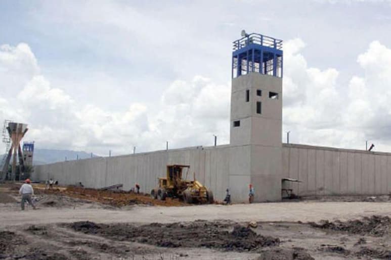 La Comisión Nacional de Derechos Humanos (CNDH) informó que durante el año 2020, alrededor de 83 quejas fueron presentadas por los internos del penal federal de Ramos Arizpe, en Coahuila, luego de que fueran víctimas de violaciones a sus derechos humanos, entre los cuales se encontraron las relacionadas con salud, trato digno y seguridad jurídica. (ARCHIVO)