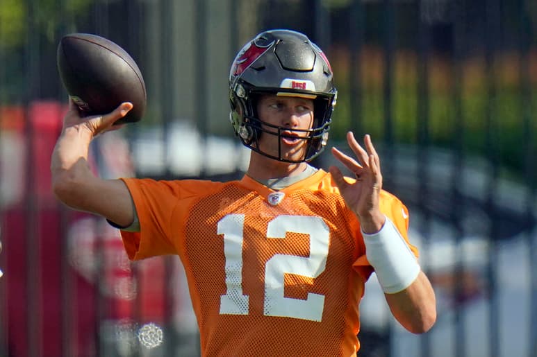 En foto del martes 8 de junio del 2021, el quarterback de los Buccaneers de Tampa Bay, Tom Brady en el minicampamento de su equipo en Tampa, Florida. El miércoles 9 de junio del 2021, Brady no se auto complace y busca ganar títulos consecutivos con los Bucs. (AP Photo/Chris O'Meara)