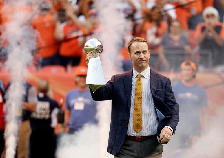 Foto del 8 de septiembre del 2016 el ex quarterback de los Broncos de Denver Peyton Manning con el trofeo Lombardi antes del encuentro ante los Panthers de Carolina. El miércoles 9 de junio del 2021, eligen a Manning para integrar el Ring of Fame en Denver. Será reconocido durante el encuentro ante Washington el 31 de octubre. (AP Photo/Jack Dempsey, File)