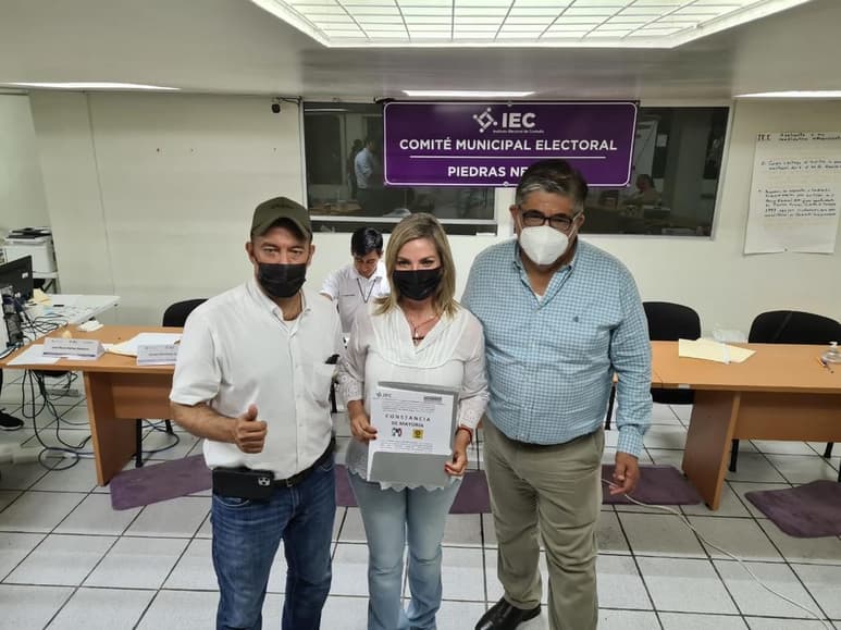 Autoridades del Instituto Electoral de Coahuila (IEC) en Piedras Negras, entregaron la constancia de mayoría a Norma Treviño Galindo, cómo presidenta electa de esta ciudad fronteriza para el periodo 2022-2024; tras concluir el cómputo de 150 paquetes electorales que fueron a recuento por presentar alguna inconsistencia. (RENÉ ARELLANO)