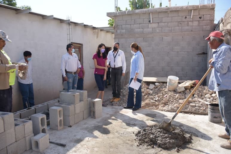 La alcaldesa supervisó la construcción de cuartos dormitorios.